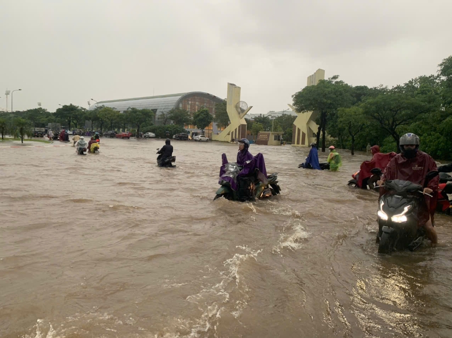 Người dân vật vã trong ngày giao thông Hà Nội tê liệt và hỗn loạn