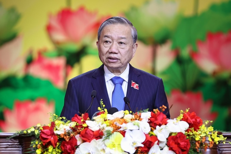 Ánh sáng Hồ Chí Minh soi đường cho chúng ta...