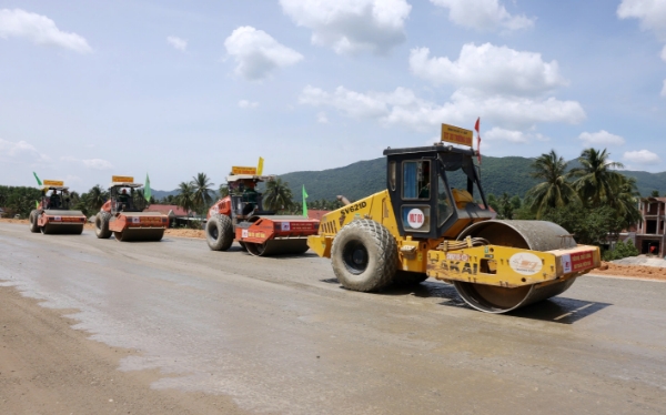 Đẩy nhanh hạ tầng chiến lược, phấn đấu tăng trưởng từ 10%...