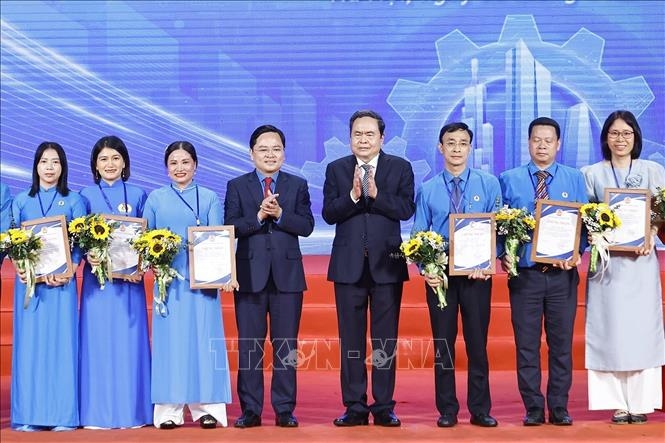 Chủ tịch Quốc hội: N&acirc;ng cao năng suất lao động v&agrave;...