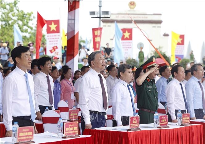 Lễ thượng cờ &ldquo;Thống nhất non s&ocirc;ng&rdquo; kỷ niệm 51...