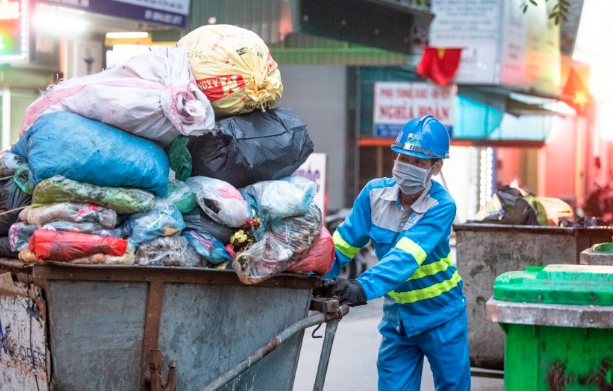 Giá dịch vụ thu gom rác thải sinh hoạt tại Hà Nội sẽ tăng từ quý I/2026