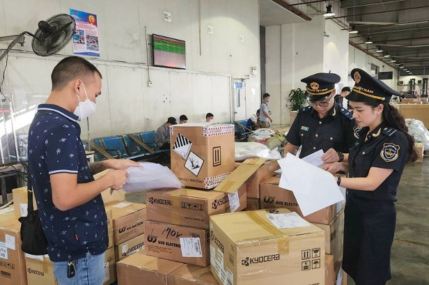 Thu ngân sách ngành hải quan vượt 220.000 tỷ đồng, tăng 10,3% so với cùng kỳ trong nửa đầu năm