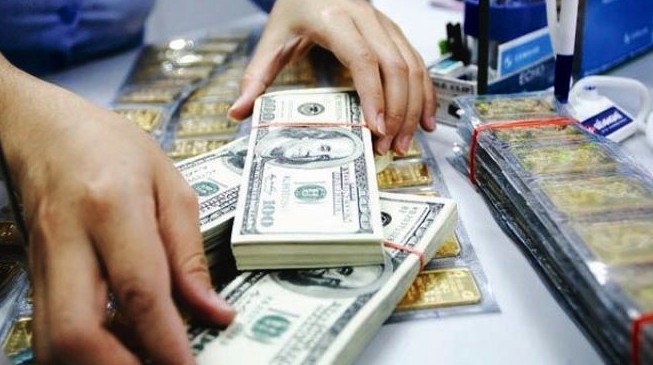 Mua b&aacute;n &ldquo;trao tay&rdquo; ngoại tệ, v&agrave;ng kh&ocirc;ng ph&eacute;p sẽ bị phạt v&agrave; tịch thu t&agrave;i sản