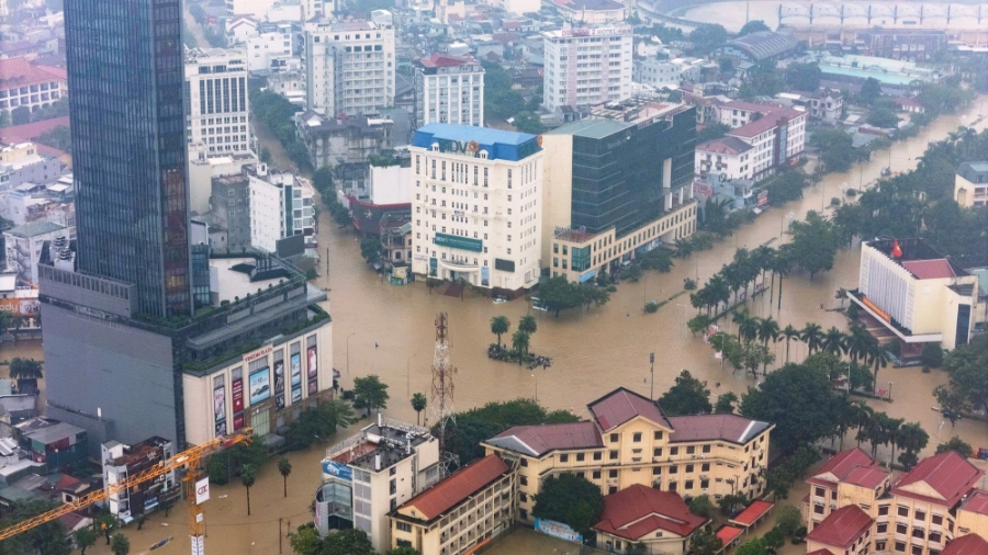 Thủ tướng Phạm Minh Chính: Bằng mọi biện pháp phải tiếp tế cho người dân tại các khu vực bị ngập sâu chia cắt