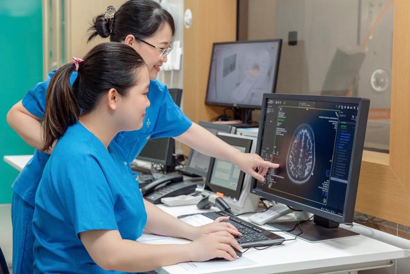 Dự kiến tăng hệ số lương nhiều chức danh nghề nghiệp với bác sĩ, bác sĩ y học dự phòng, y sĩ