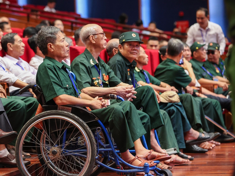 Tặng quà của Chủ tịch nước cho người có công với cách mạng nhân kỷ niệm ngày Thương binh - Liệt sĩ 27/7